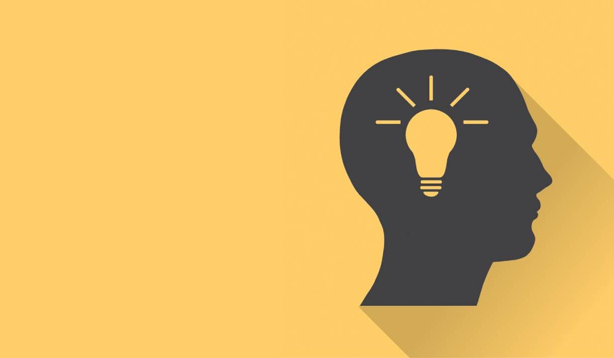 Symbol leuchtende Glühbirne in Kopfprofil vor gelbem Hintergrund