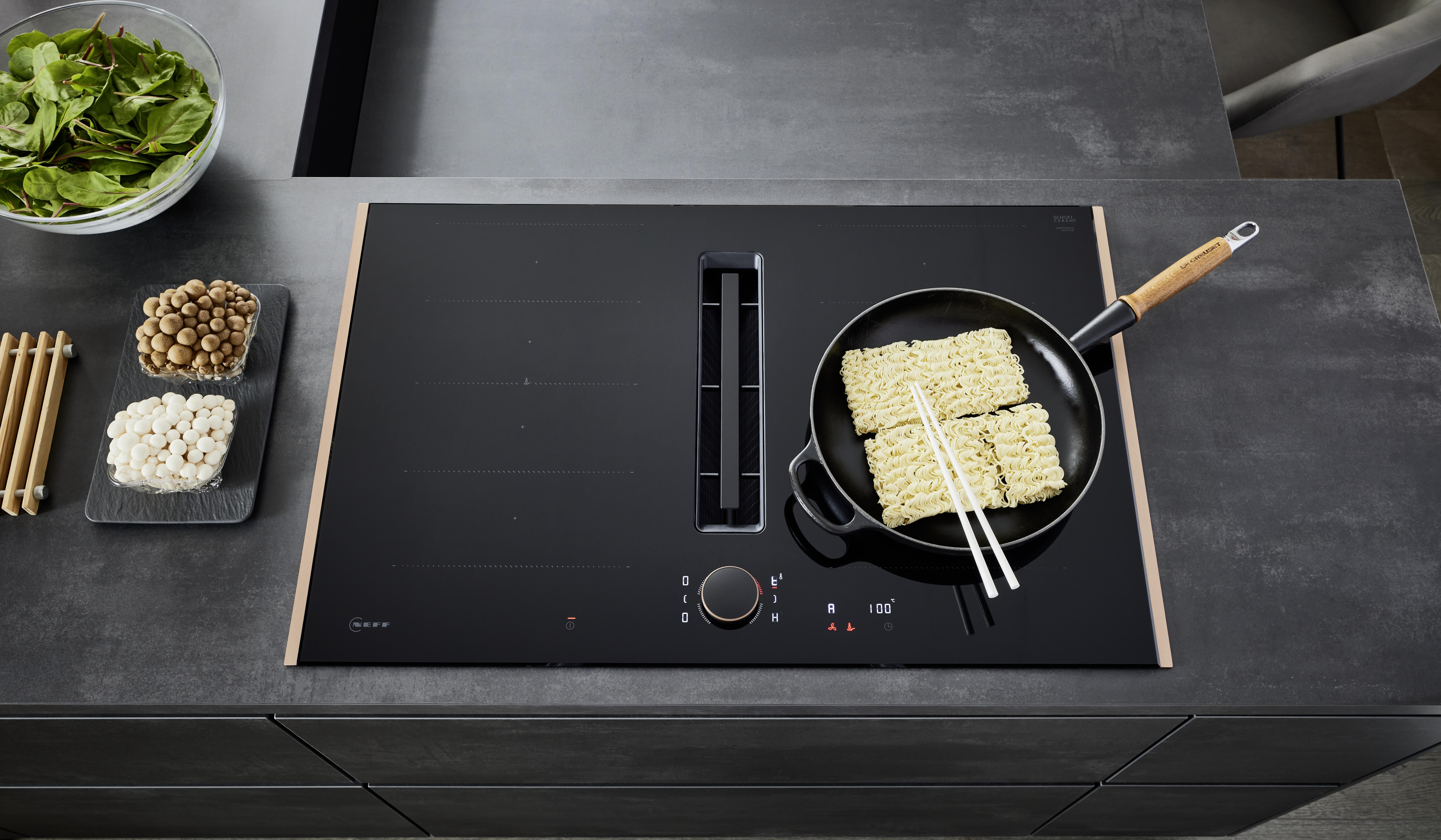 NOBILIA Japandi mit Neff Geräten - Fokus auf Kochfeld mit Kupferakzenten