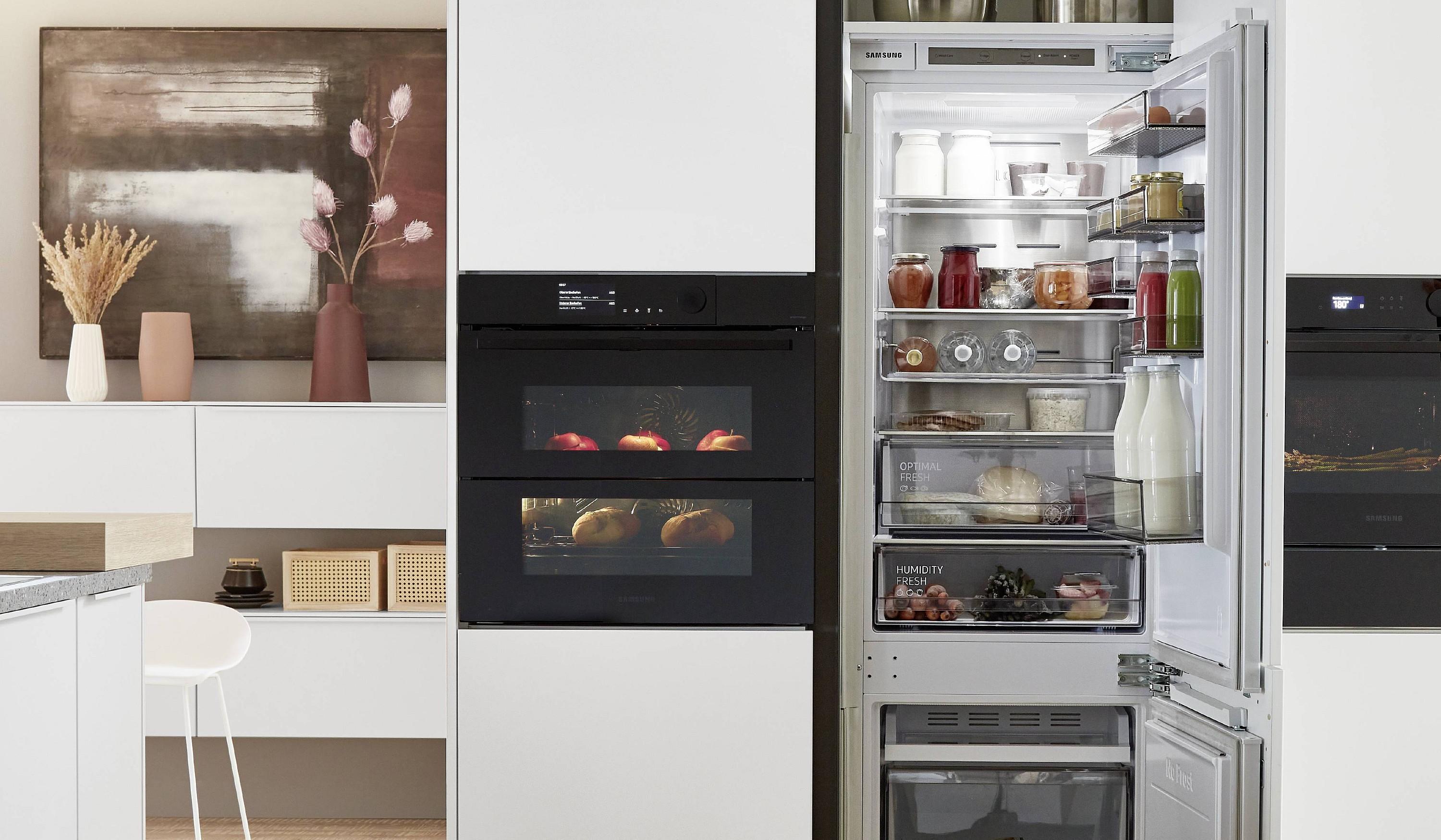 Weißer Nobilia Küchenhochschrank mit Samsung-Einbaugeräten