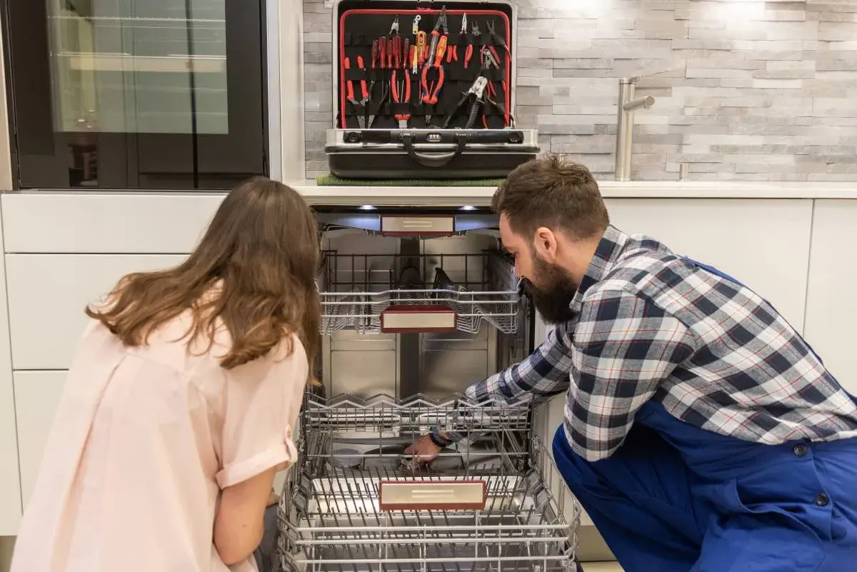 Kundendienst Service Geschirrspüler Reparatur Handwerker Kundin 2020