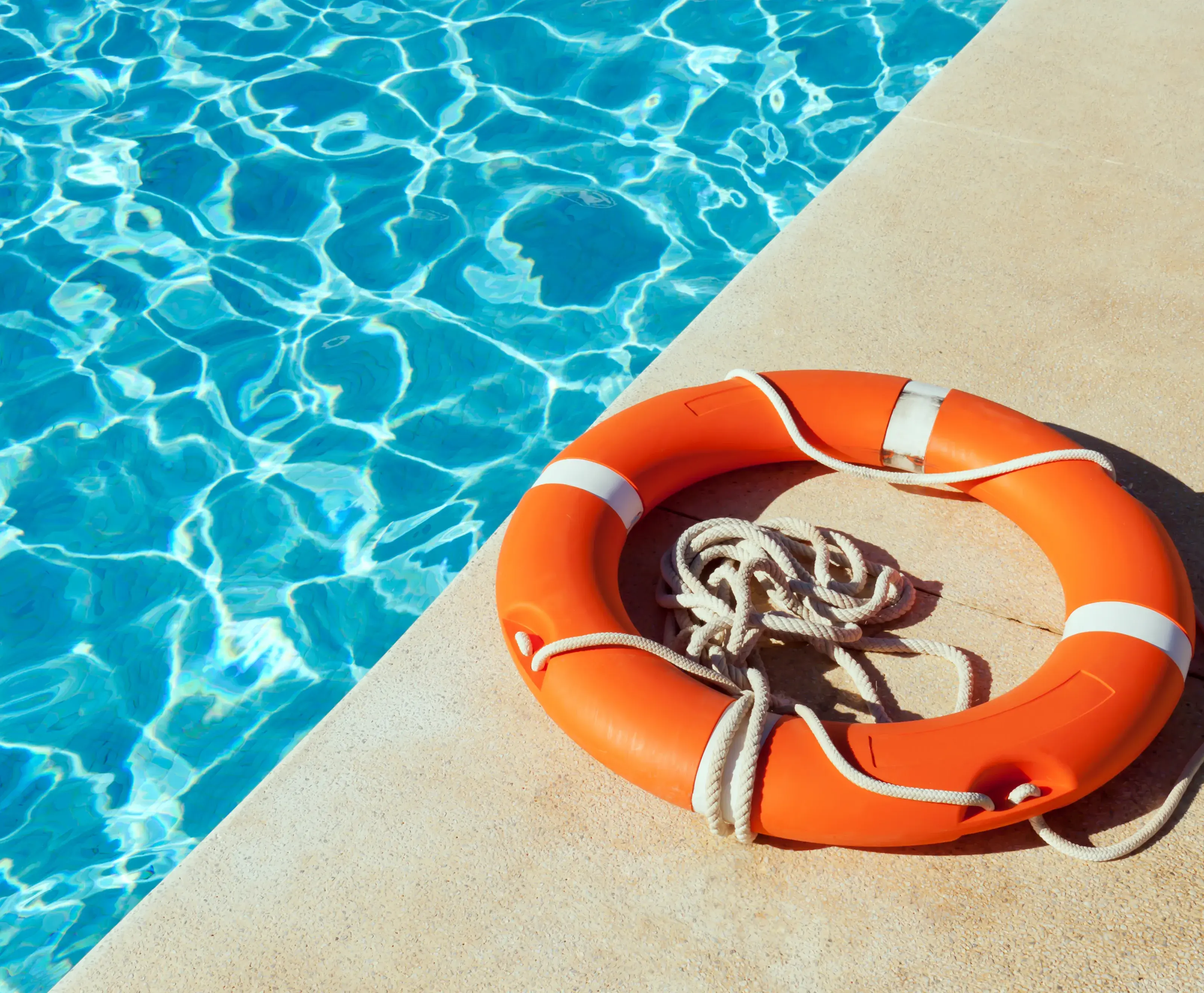 Constructa AquaStop orangener Rettungsring am Beckenrand eines Pools